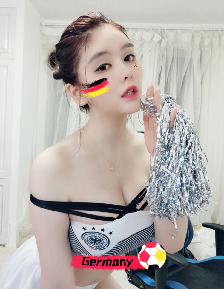 斗鱼人气主播张琪格足球宝贝写真照片第6张
