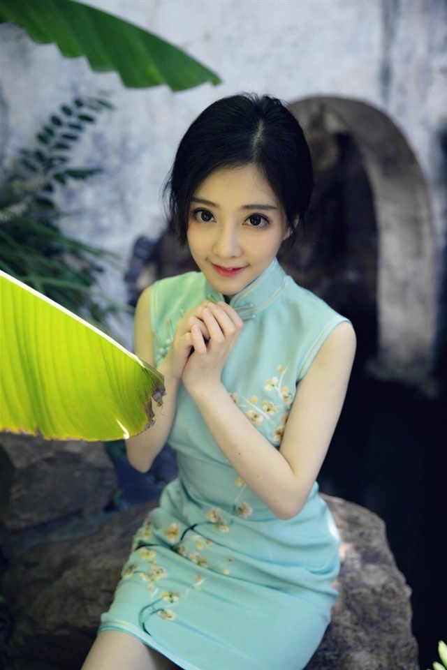 美女主播冯提莫旗袍装侧身身形满分古风如画性感百变写真第4张
