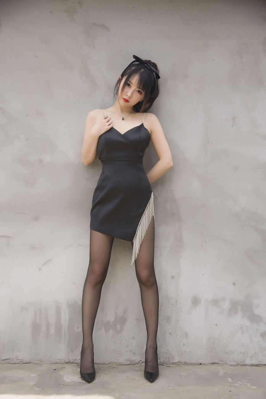 斗鱼主播小女巫露娜黑丝美腿深V吊裙流苏主题户外性感套图第2张