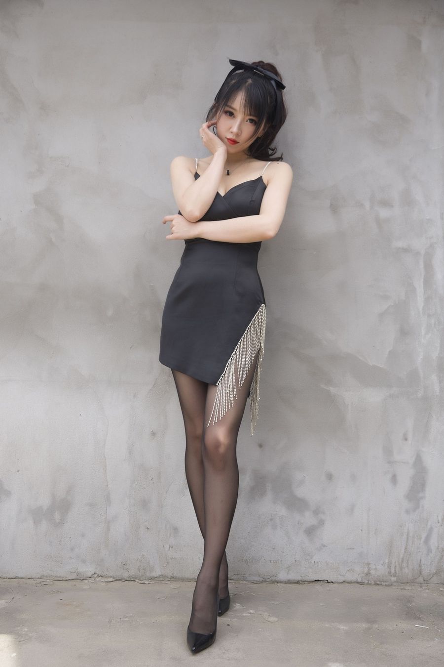 斗鱼主播小女巫露娜黑丝美腿深V吊裙流苏主题户外性感套图第7张