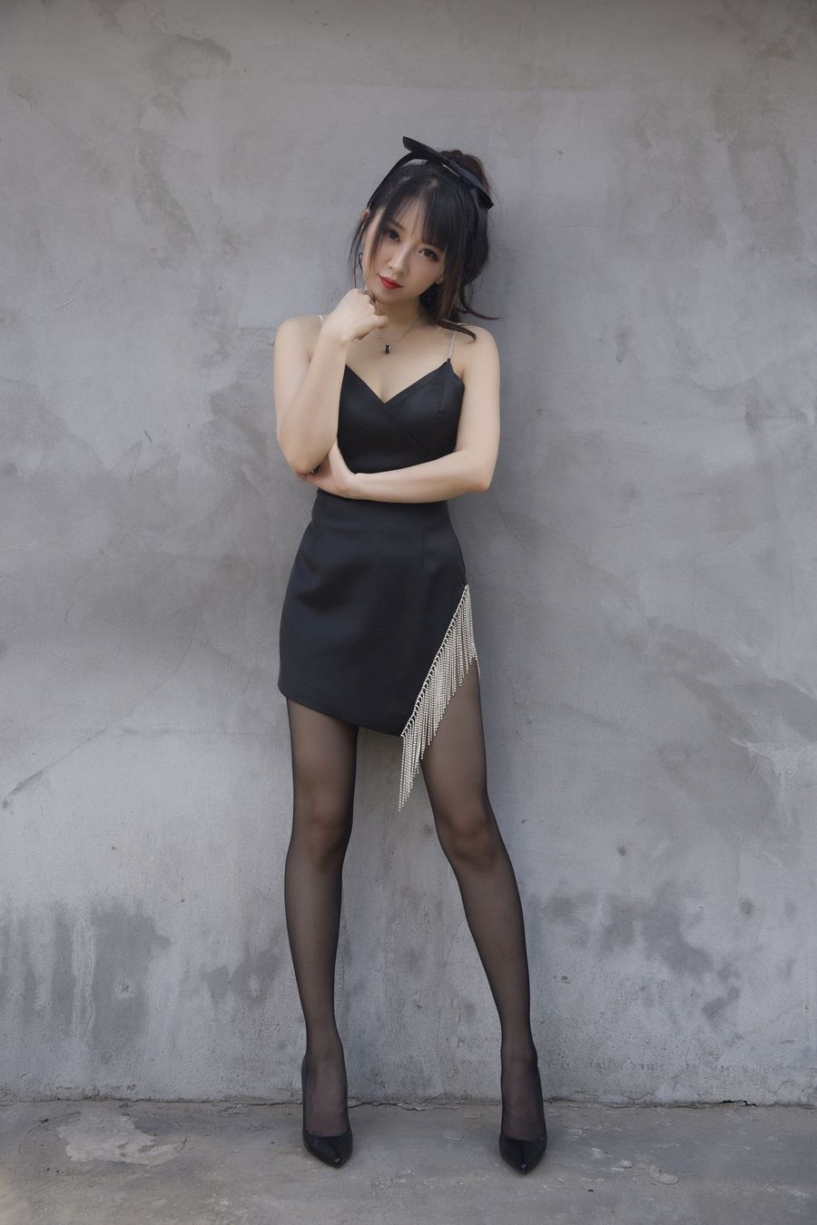 斗鱼主播小女巫露娜黑丝美腿深V吊裙流苏主题户外性感套图第10张
