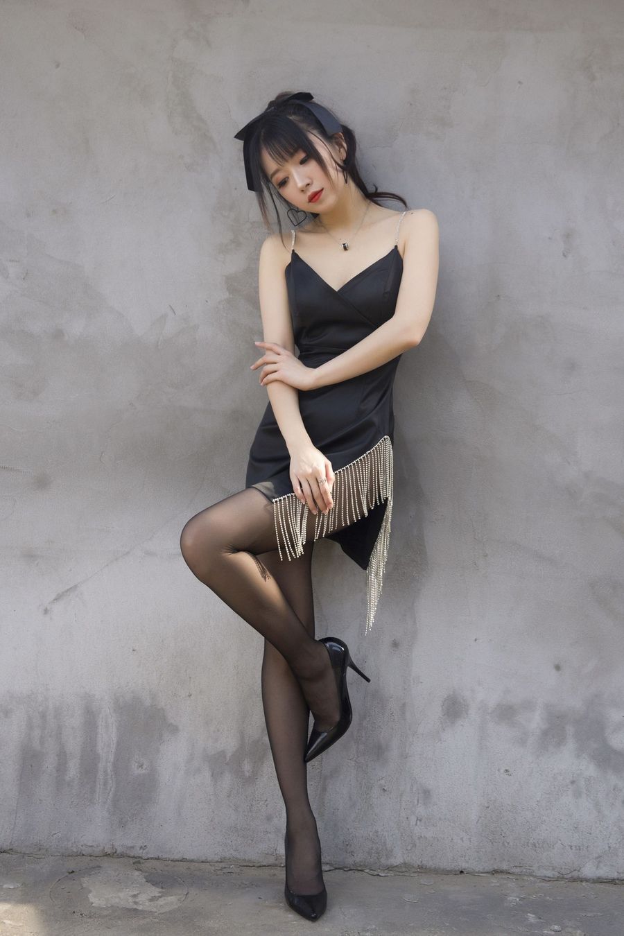 斗鱼主播小女巫露娜黑丝美腿深V吊裙流苏主题户外性感套图第13张