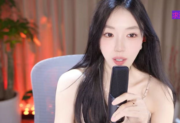 头部女主播因病停播终于回归!术后左腰已没知觉!弹幕质疑被大哥包,当场回应!众主播刷礼捧场!(图2) 头部女主播因病停播终于回归!术后左腰已没知觉!弹幕质疑被大哥包,当场回应!众主播刷礼捧场!(图2)