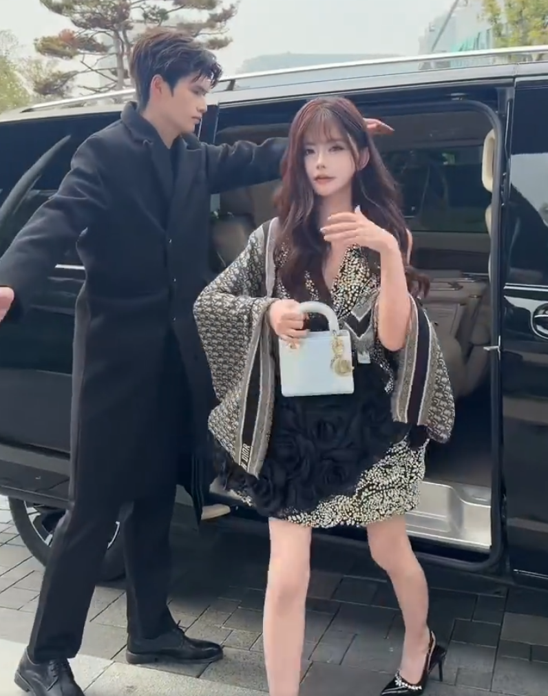 韩安冉被质疑短剧演技差,不服回应“至少我敢演”!王小国直播破防训粉:别拿我前任说事(图3) 韩安冉被质疑短剧演技差,不服回应“至少我敢演”!王小国直播破防训粉:别拿我前任说事(图3)