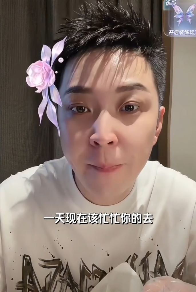 韩安冉被质疑短剧演技差,不服回应“至少我敢演”!王小国直播破防训粉:别拿我前任说事(图5) 韩安冉被质疑短剧演技差,不服回应“至少我敢演”!王小国直播破防训粉:别拿我前任说事(图5)