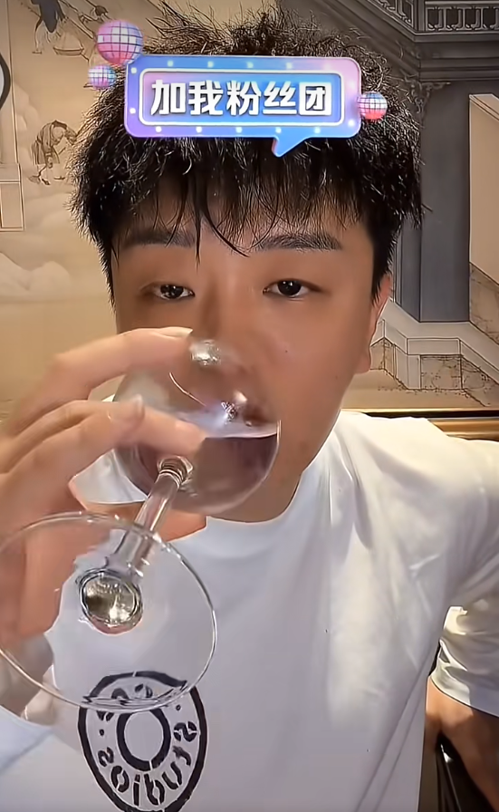 哲领搬离杭州?阿哲一修聚会!没有哲领就没有我!小U哈喊话,爆瓜解约舞帝送主播!(图1) 哲领搬离杭州?阿哲一修聚会!没有哲领就没有我!小U哈喊话,爆瓜解约舞帝送主播!(图1)