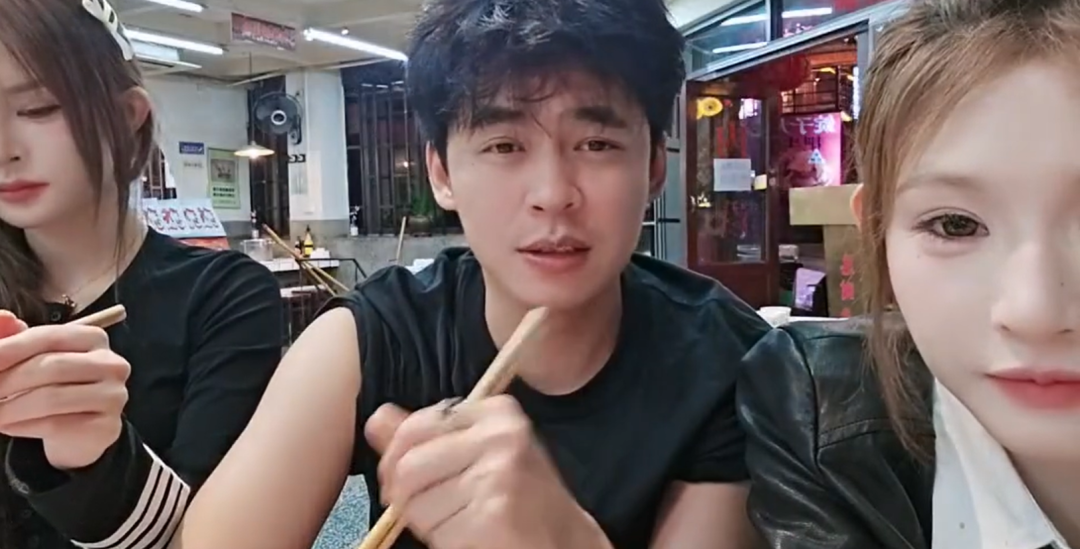 张开朗、会长将与斗鱼平台联动!爆料以后斗鱼跟虎牙合并?张开朗筹建重庆公司!(图2) 张开朗、会长将与斗鱼平台联动!爆料以后斗鱼跟虎牙合并?张开朗筹建重庆公司!(图2)
