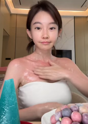 前斗鱼一姐素颜直播!清凉穿搭被大面积晒伤!被吐槽回怼不接受任何审判!否认生孩子传言!(图1) 前斗鱼一姐素颜直播!清凉穿搭被大面积晒伤!被吐槽回怼不接受任何审判!否认生孩子传言!(图1)
