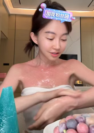 前斗鱼一姐素颜直播!清凉穿搭被大面积晒伤!被吐槽回怼不接受任何审判!否认生孩子传言!(图2) 前斗鱼一姐素颜直播!清凉穿搭被大面积晒伤!被吐槽回怼不接受任何审判!否认生孩子传言!(图2)