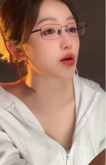 他赚钱太飘家产被败光!学费都没人管!头部女主播开老爸专场!早年直播只为3k底薪!(图2) 他赚钱太飘家产被败光!学费都没人管!头部女主播开老爸专场!早年直播只为3k底薪!(图2)