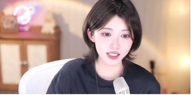 在斗鱼仇人太多混不下去!百级女主播胡嘉一泪崩宣布转战抖音!不愿再被骂晦气!希望能成粉丝的骄傲!(图2) 在斗鱼仇人太多混不下去!百级女主播胡嘉一泪崩宣布转战抖音!不愿再被骂晦气!希望能成粉丝的骄傲!(图2)