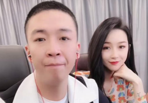 刘一手老婆莹莹搞暧昧被抓包:看到老婆我爱你聊天记录当场爆粗!徐婕换头像,辛巴变"受伤"狮子!(图1) 刘一手老婆莹莹搞暧昧被抓包:看到老婆我爱你聊天记录当场爆粗!徐婕换头像,辛巴变"受伤"狮子!(图1)