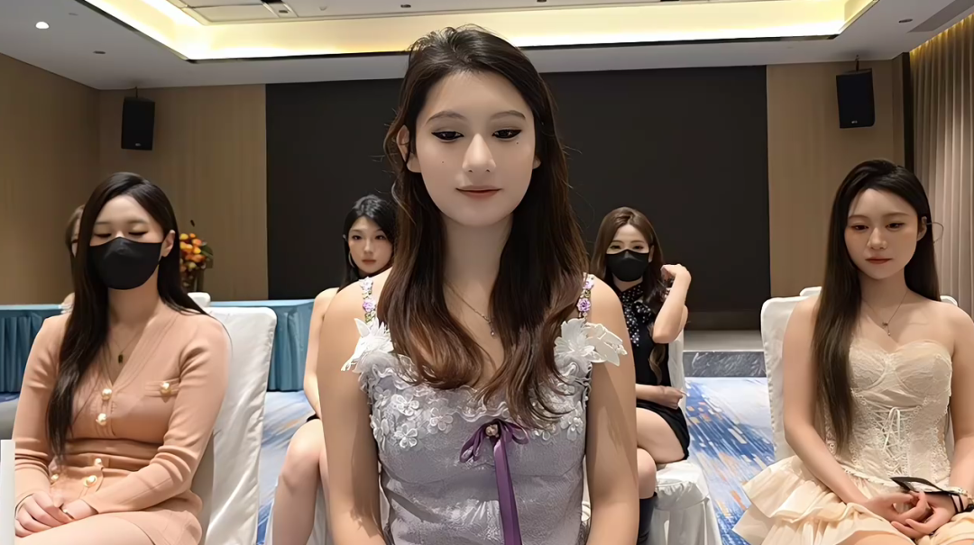 在1995播了两天走了！张开朗面试前1995女主播！当时小酷开幻影接的她！(图2)