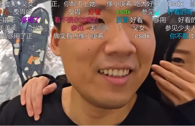 你配不上她!头部男主播官宣00后圈外女友!女方首次露脸!吃的太好惹弹幕破防!众主播刷礼送祝福!(图2) 你配不上她!头部男主播官宣00后圈外女友!女方首次露脸!吃的太好惹弹幕破防!众主播刷礼送祝福!(图2)