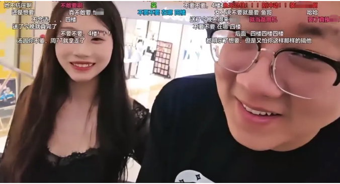 鱼皇猛攻女主播重金示爱!约其旅游凌晨在车站苦等!女方误车遗憾走人!(图2) 鱼皇猛攻女主播重金示爱!约其旅游凌晨在车站苦等!女方误车遗憾走人!(图2)