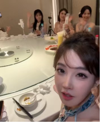 前斗鱼一姐“承认整容”登上微博热搜!开播回应确实整了!主动关美颜,自信展示真实颜值!(图3) 前斗鱼一姐“承认整容”登上微博热搜!开播回应确实整了!主动关美颜,自信展示真实颜值!(图3)