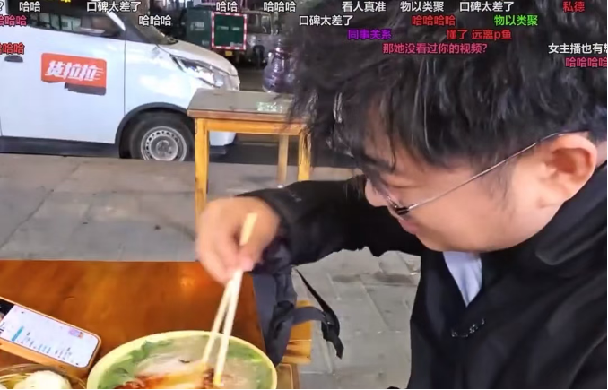 她接受不了鱼皇是我朋友!堂主透露女友排斥鱼皇!婚礼不会请主播!(图1) 她接受不了鱼皇是我朋友!堂主透露女友排斥鱼皇!婚礼不会请主播!(图1)