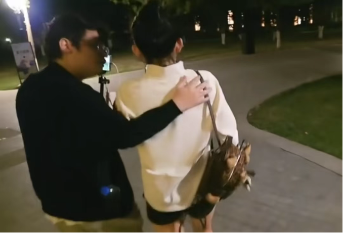 刀2女主播态度不端被狂冲!崩溃倒地哭声响彻酒店大堂!众人赶紧前去安抚情绪!(图3) 刀2女主播态度不端被狂冲!崩溃倒地哭声响彻酒店大堂!众人赶紧前去安抚情绪!(图3)