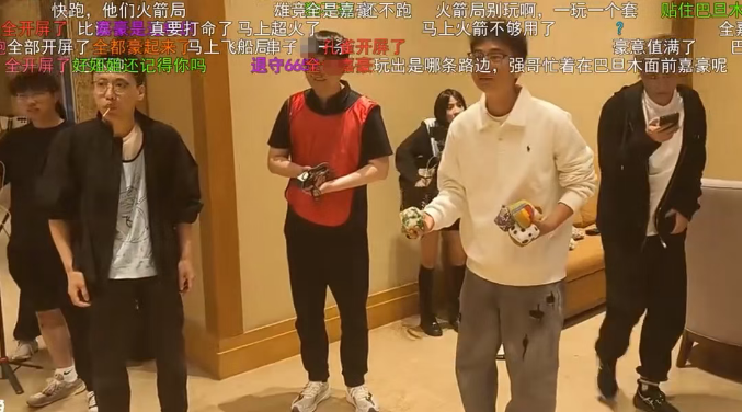 某音女网红抵达刀2!众多男主播孔雀开屏!户外一哥狂秀实力!正直博被嘲讽:他不如毛哥!我们一天就有100w!(图1) 某音女网红抵达刀2!众多男主播孔雀开屏!户外一哥狂秀实力!正直博被嘲讽:他不如毛哥!我们一天就有100w!(图1)