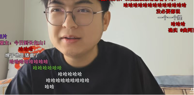 百级户外首次带女友直播畅聊!水友狂爆各种黑历史!脸色不对下场警告:有些人别蹬鼻子上脸!(图2) 百级户外首次带女友直播畅聊!水友狂爆各种黑历史!脸色不对下场警告:有些人别蹬鼻子上脸!(图2)