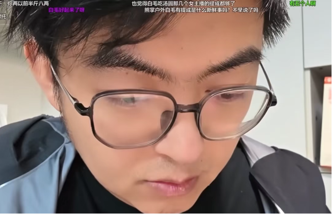 户外一哥已成斗鱼NO.1?百级户外感叹早已被其拉开差距!锐评鱼皇控场能力不如大舅哥!(图2) 户外一哥已成斗鱼NO.1?百级户外感叹早已被其拉开差距!锐评鱼皇控场能力不如大舅哥!(图2)