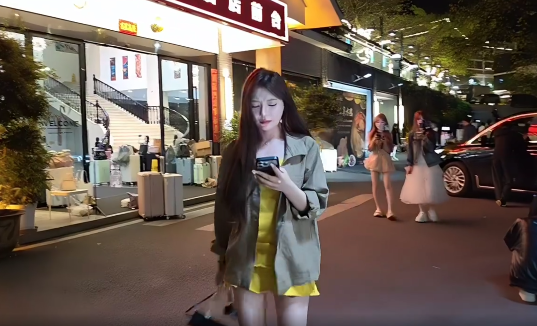ZKL雅婷直播间被冲哭了!被杨小楠、阿布带节奏?张开朗嘲讽其小李子级别人物!(图1) ZKL雅婷直播间被冲哭了!被杨小楠、阿布带节奏?张开朗嘲讽其小李子级别人物!(图1)