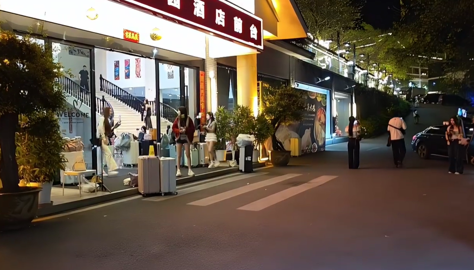 ZKL雅婷直播间被冲哭了!被杨小楠、阿布带节奏?张开朗嘲讽其小李子级别人物!(图2) ZKL雅婷直播间被冲哭了!被杨小楠、阿布带节奏?张开朗嘲讽其小李子级别人物!(图2)