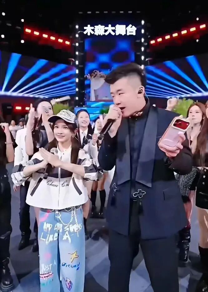 文儿参加木森大舞台!老李没有帮助过我,大衣怒斥460!田子晴回应抖音复播!(图3) 文儿参加木森大舞台!老李没有帮助过我,大衣怒斥460!田子晴回应抖音复播!(图3)