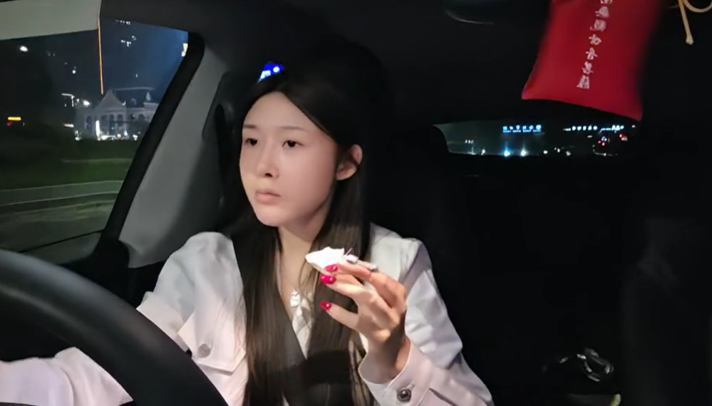 大哥给投资的!1000多平马上开业!小龙女回应退网开店!故意刺激小黑子!(图1) 大哥给投资的!1000多平马上开业!小龙女回应退网开店!故意刺激小黑子!(图1)