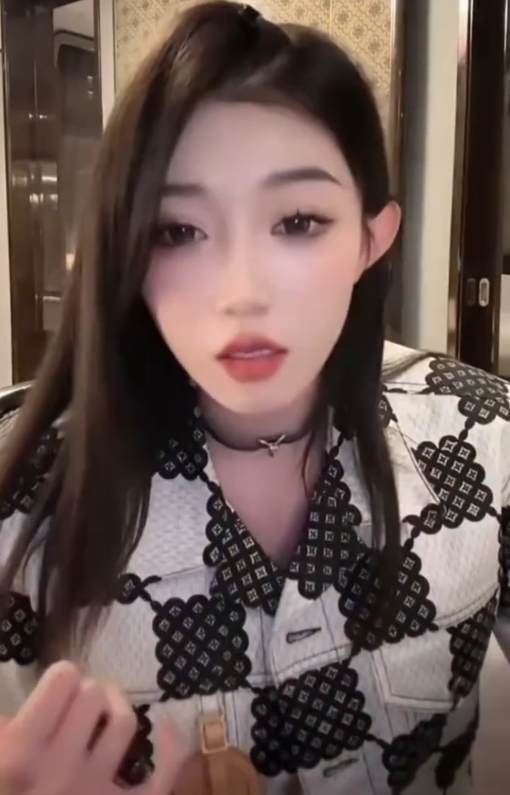 听到PPQ和女性打电话?小伊伊当场翻脸摔东西,沈曼自曝深夜赴约四川可乐至凌晨5点?(图1) 听到PPQ和女性打电话?小伊伊当场翻脸摔东西,沈曼自曝深夜赴约四川可乐至凌晨5点?(图1)