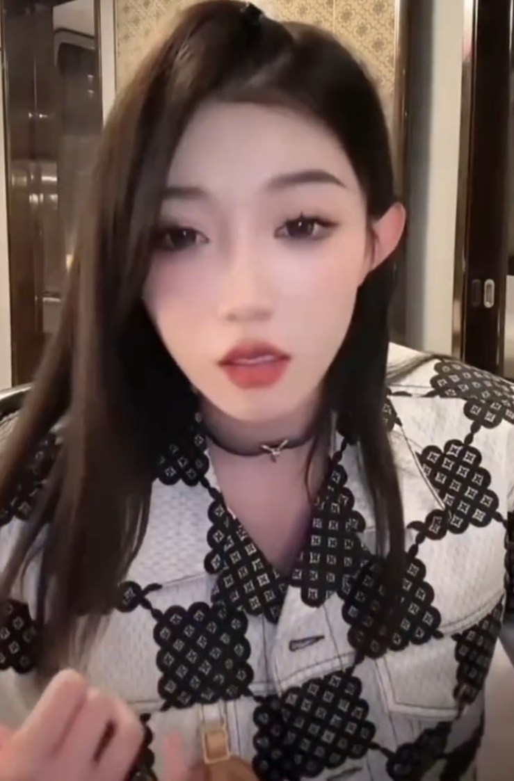 听到PPQ和女性打电话?小伊伊当场翻脸摔东西,沈曼自曝深夜赴约四川可乐至凌晨5点?(图3) 听到PPQ和女性打电话?小伊伊当场翻脸摔东西,沈曼自曝深夜赴约四川可乐至凌晨5点?(图3)