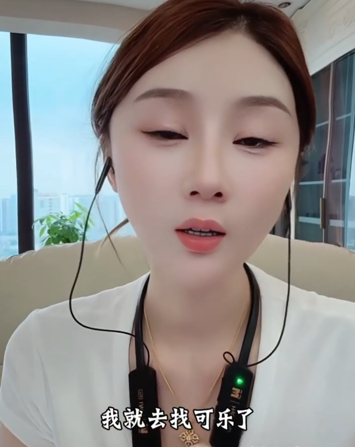 听到PPQ和女性打电话?小伊伊当场翻脸摔东西,沈曼自曝深夜赴约四川可乐至凌晨5点?(图4) 听到PPQ和女性打电话?小伊伊当场翻脸摔东西,沈曼自曝深夜赴约四川可乐至凌晨5点?(图4)