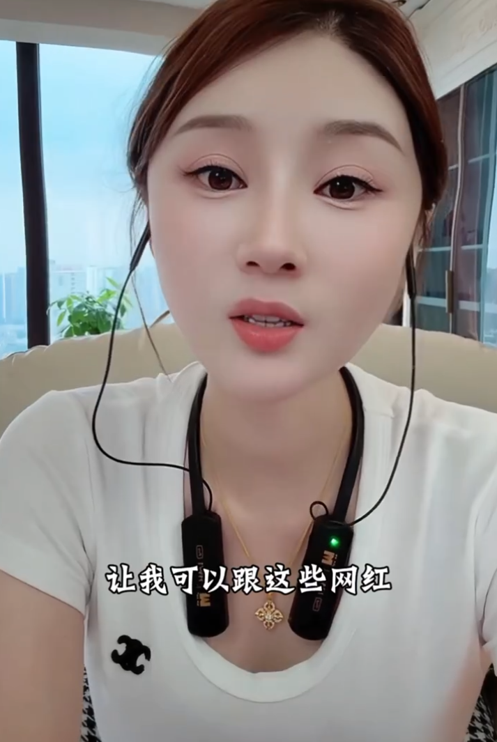 听到PPQ和女性打电话?小伊伊当场翻脸摔东西,沈曼自曝深夜赴约四川可乐至凌晨5点?(图5) 听到PPQ和女性打电话?小伊伊当场翻脸摔东西,沈曼自曝深夜赴约四川可乐至凌晨5点?(图5)