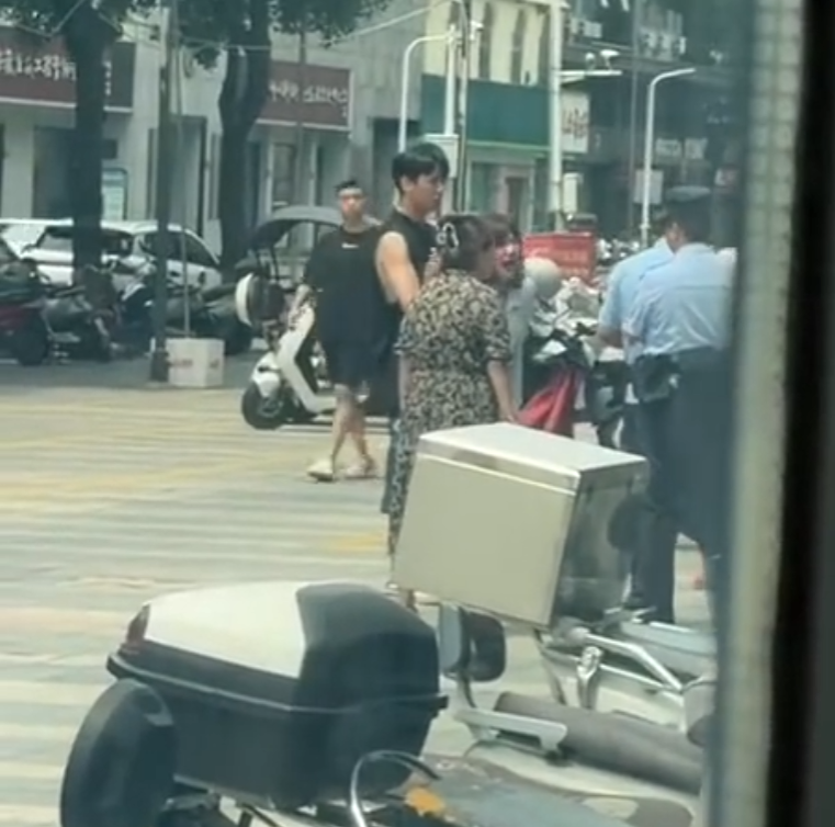 黄一鸣含泪道歉，回应情绪失控与路人争执原因，沈曼开价“五斤”黄金，喊话未来老公彩礼！(图2)
