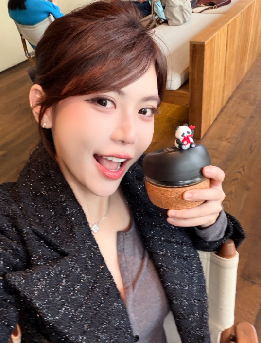 从小吃美貌红利！周淑怡回怼“普信女”质疑，颜值略有姿色还不错(图1)