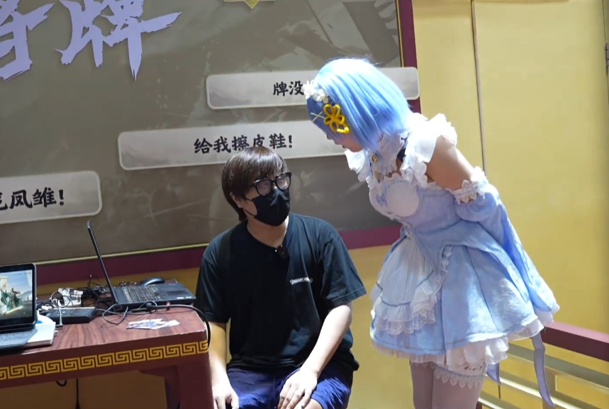 被认作路人“伍先生”？卢本伟现身BW漫展，口罩遮面斗地主引围观(图3)