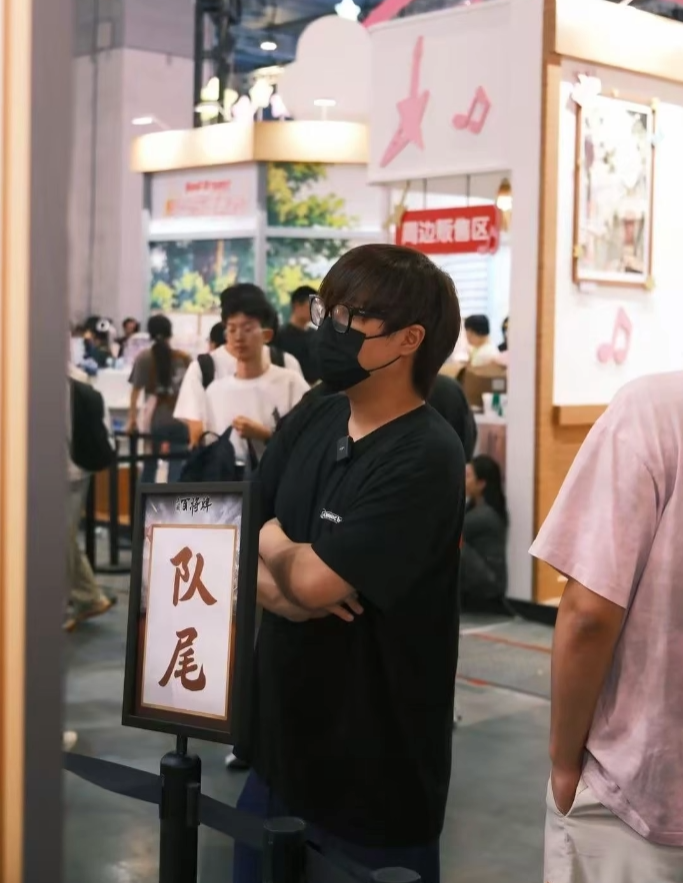 被认作路人“伍先生”？卢本伟现身BW漫展，口罩遮面斗地主引围观(图5)