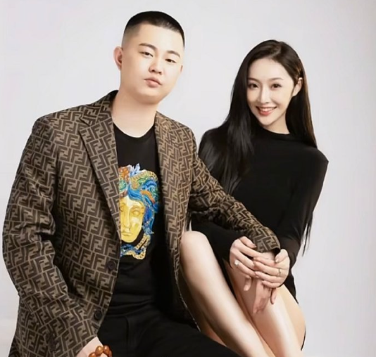 离婚后巴扎黑首次曝光妻子“小冠军”富家女背景,梦瑶惹怒方丈被无限期雪藏?(图2) 离婚后巴扎黑首次曝光妻子“小冠军”富家女背景,梦瑶惹怒方丈被无限期雪藏?(图2)