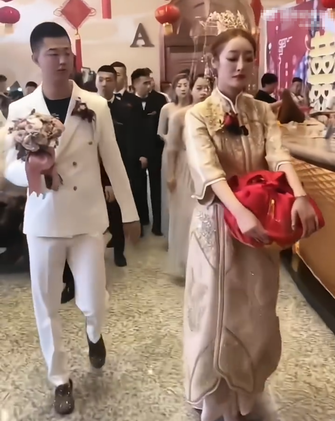 离婚后巴扎黑首次曝光妻子“小冠军”富家女背景,梦瑶惹怒方丈被无限期雪藏?(图3) 离婚后巴扎黑首次曝光妻子“小冠军”富家女背景,梦瑶惹怒方丈被无限期雪藏?(图3)