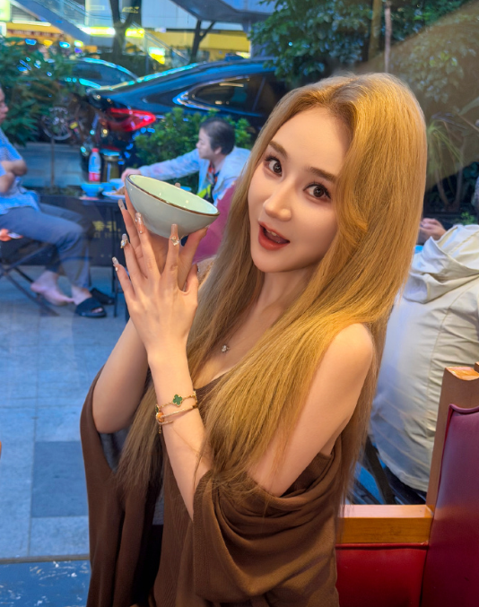 沈曼自曝一年打百针玻尿酸,挣得钱全在脸上!可乐前妻次惑小仙女自曝离婚净身出户?(图3) 沈曼自曝一年打百针玻尿酸,挣得钱全在脸上!可乐前妻次惑小仙女自曝离婚净身出户?(图3)