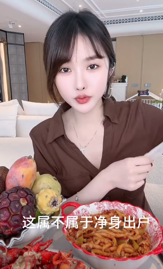 沈曼自曝一年打百针玻尿酸,挣得钱全在脸上!可乐前妻次惑小仙女自曝离婚净身出户?(图4) 沈曼自曝一年打百针玻尿酸,挣得钱全在脸上!可乐前妻次惑小仙女自曝离婚净身出户?(图4)