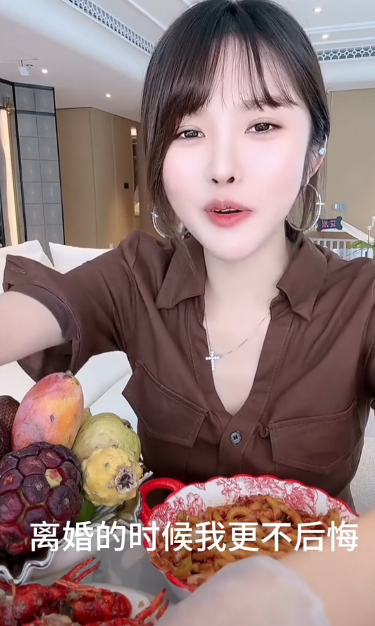 沈曼自曝一年打百针玻尿酸,挣得钱全在脸上!可乐前妻次惑小仙女自曝离婚净身出户?(图5) 沈曼自曝一年打百针玻尿酸,挣得钱全在脸上!可乐前妻次惑小仙女自曝离婚净身出户?(图5)