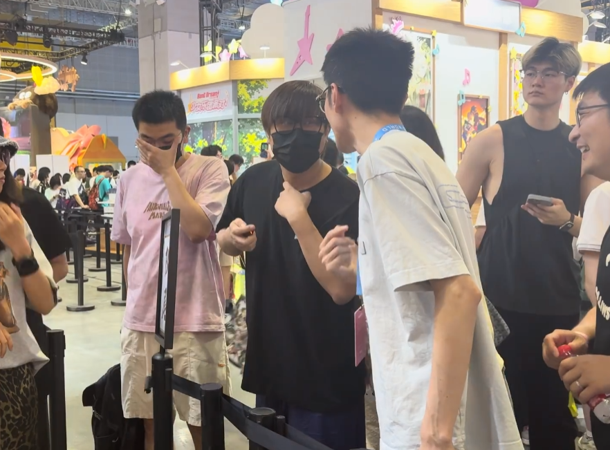 “全体起立”要回来了?卢本伟接受专访出镜,斗鱼三幻神再度聚首(图1) “全体起立”要回来了?卢本伟接受专访出镜,斗鱼三幻神再度聚首(图1)