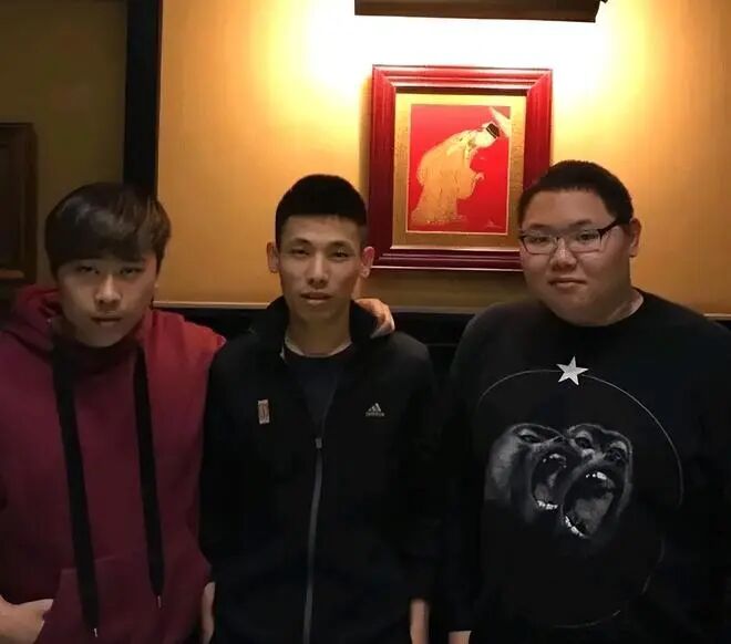 “全体起立”要回来了?卢本伟接受专访出镜,斗鱼三幻神再度聚首(图3) “全体起立”要回来了?卢本伟接受专访出镜,斗鱼三幻神再度聚首(图3)