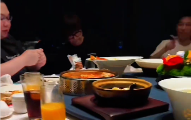 “全体起立”要回来了?卢本伟接受专访出镜,斗鱼三幻神再度聚首(图4) “全体起立”要回来了?卢本伟接受专访出镜,斗鱼三幻神再度聚首(图4)