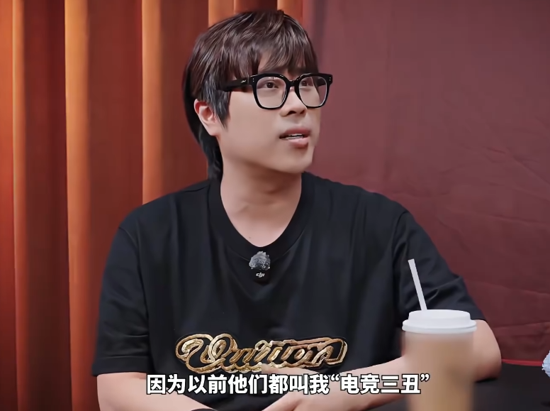 “全体起立”要回来了?卢本伟接受专访出镜,斗鱼三幻神再度聚首(图6) “全体起立”要回来了?卢本伟接受专访出镜,斗鱼三幻神再度聚首(图6)