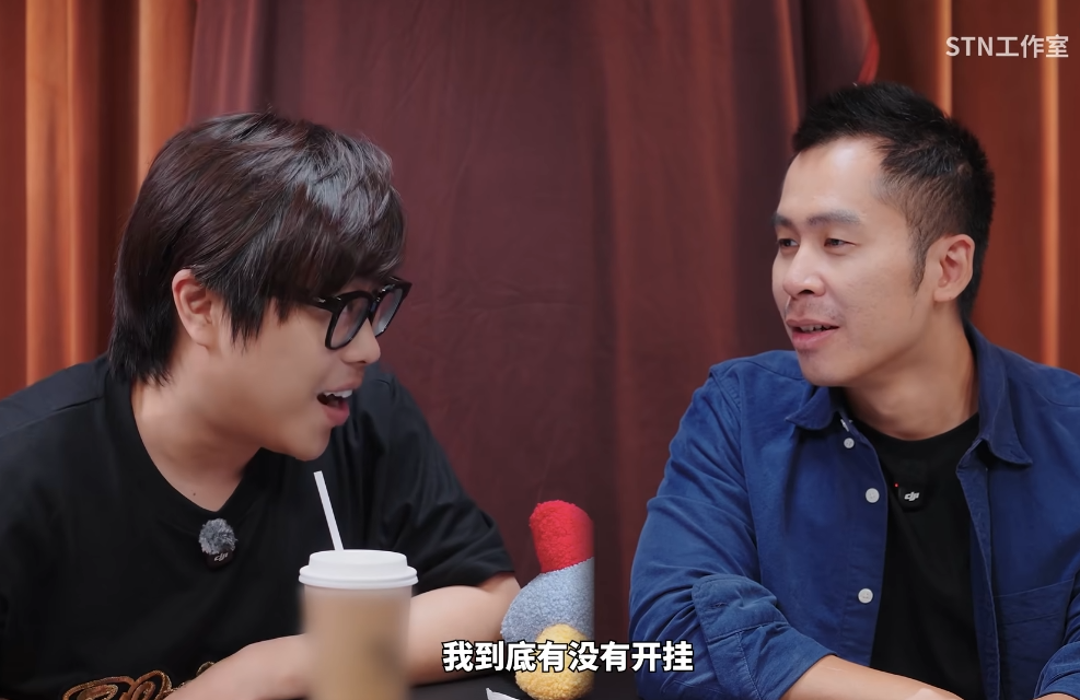“全体起立”要回来了?卢本伟接受专访出镜,斗鱼三幻神再度聚首(图7) “全体起立”要回来了?卢本伟接受专访出镜,斗鱼三幻神再度聚首(图7)