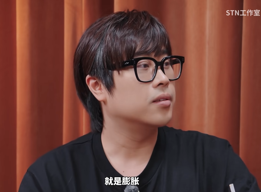 “全体起立”要回来了?卢本伟接受专访出镜,斗鱼三幻神再度聚首(图8) “全体起立”要回来了?卢本伟接受专访出镜,斗鱼三幻神再度聚首(图8)