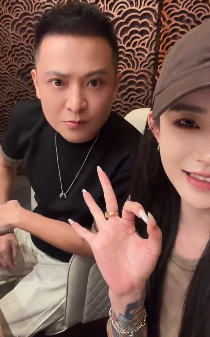驴姐吐槽二子爷整容:兄弟变“二妹妹”?方丈吐槽自家粉丝“太寒酸”:拿不出手(图1) 驴姐吐槽二子爷整容:兄弟变“二妹妹”?方丈吐槽自家粉丝“太寒酸”:拿不出手(图1)