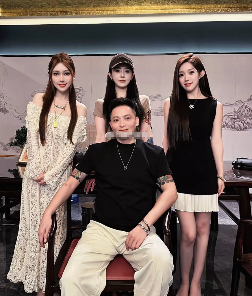 驴姐吐槽二子爷整容:兄弟变“二妹妹”?方丈吐槽自家粉丝“太寒酸”:拿不出手(图3) 驴姐吐槽二子爷整容:兄弟变“二妹妹”?方丈吐槽自家粉丝“太寒酸”:拿不出手(图3)